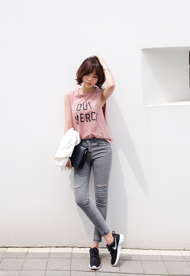 Bạn g&aacute;i c&oacute; thể kết hợp &aacute;o s&aacute;t n&aacute;ch, quần skinny v&agrave; gi&agrave;y thể thao cho ng&agrave;y h&egrave; năng động
