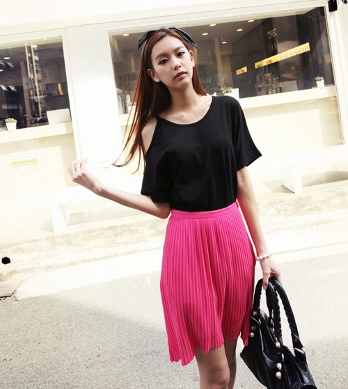 Trang phục cut-out phần vai kh&ocirc;ng qu&aacute; hở hang m&agrave; c&oacute; sức h&uacute;t lạ kỳ