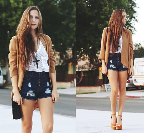 Các nàng có th&ecirc;̉ k&ecirc;́t hợp qu&acirc;̀n short với áo cardigan cho thời trang hè thu