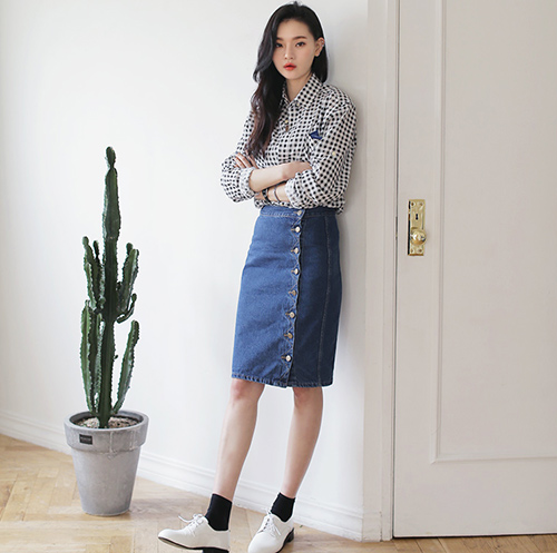 Thời trang thu thanh lịch v&agrave; s&agrave;nh điệu với ch&acirc;n v&aacute;y denim c&agrave;i khuy