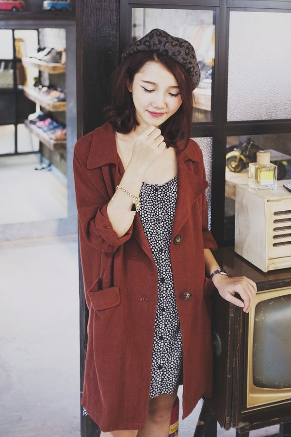 Kết hợp v&aacute;y hai d&acirc;y với &aacute;o cardigan cho bộ trang phục thời trang thu linh hoạt