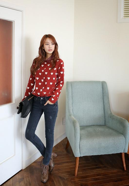 Thời trang c&ocirc;ng sở thu đ&ocirc;ng năng động với quần jean v&agrave; sơ mi
