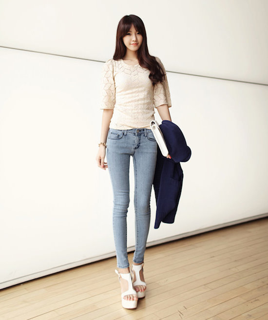 Ngo&agrave;i quần &acirc;u c&ocirc;ng sở, c&aacute;c n&agrave;ng c&oacute; thể chọn quần jeans, skinny cho thời trang giao m&ugrave;a