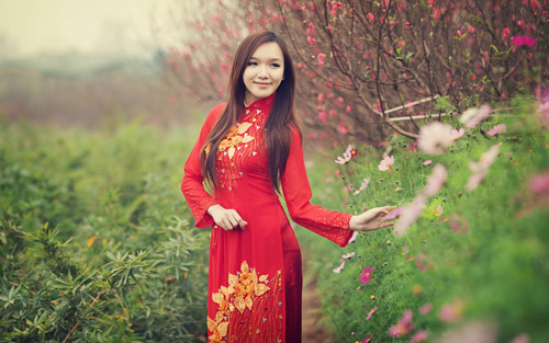 Nhiều chị em chọn thời trang Tết 2015 l&agrave; &aacute;o d&agrave;i đỏ để đi lễ ch&ugrave;a đầu năm