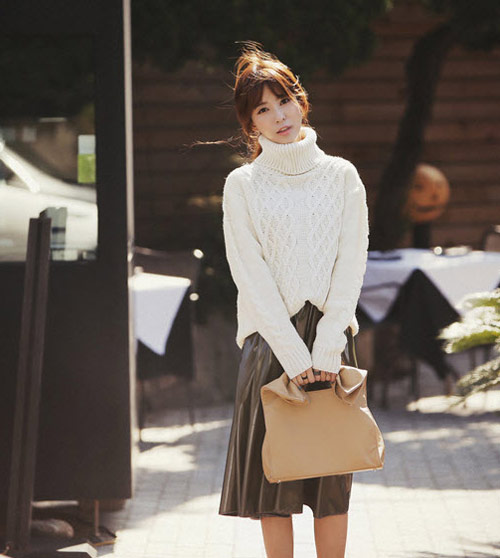 &Aacute;o len oversize cổ lọ được rất nhiều bạn g&aacute;i ưa th&iacute;ch trong năm nay