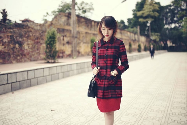Thời trang Tết 2015 của bạn g&aacute;i sẽ trẻ trung hơn với &aacute;o dạ kẻ m&agrave;u sắc