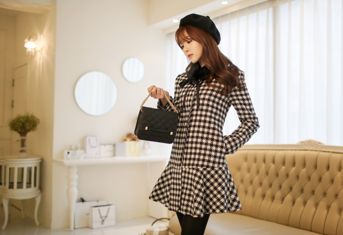 Với những bạn g&aacute;i th&iacute;ch sự mềm mại, nữ t&iacute;nh th&igrave; c&oacute; thể chọn những mẫu &aacute;o dạ x&ograve;e