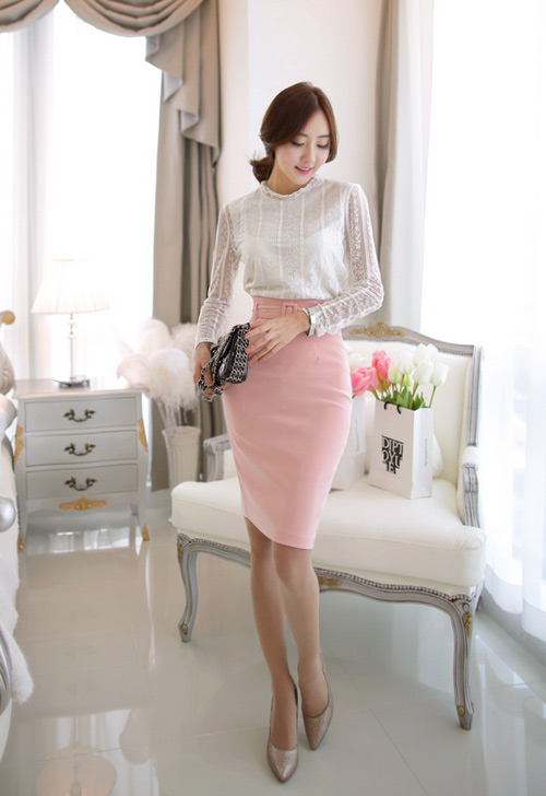 Một m&oacute;n đồ m&agrave;u hồng l&agrave; gợi &yacute; cho thời trang c&ocirc;ng sở đầu năm mới, cũng l&agrave; item 'hot' trong thời trang Tết 2015