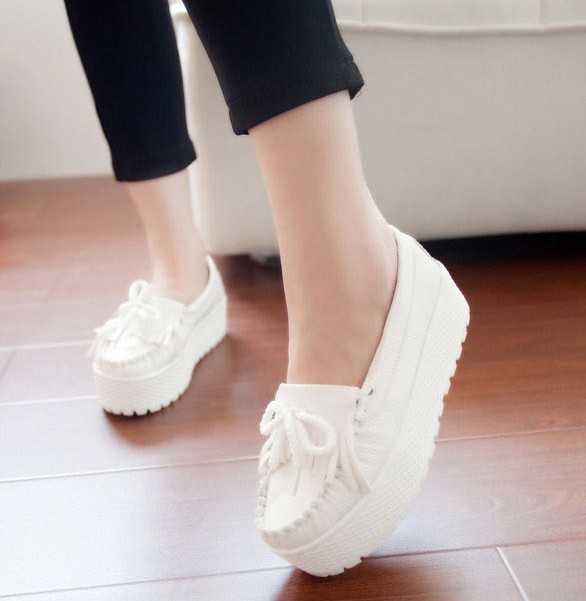 Gi&agrave;y đế b&aacute;nh m&igrave; ph&ugrave; hợp với c&aacute;c c&ocirc; n&agrave;ng năng động, c&aacute; t&iacute;nh