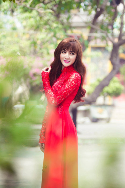 Thời trang Tết 2015 l&agrave; &aacute;o d&agrave;i đỏ thật nổi bật v&agrave; th&iacute;ch hợp với đi lễ ch&ugrave;a
