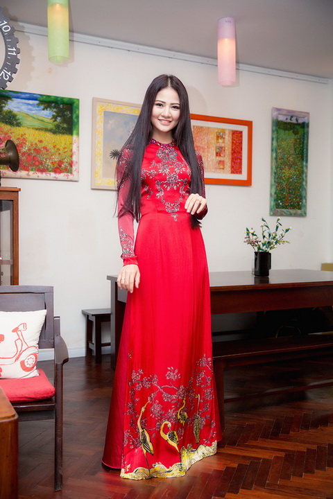 Nhiều chị em chọn &aacute;o d&agrave;i đỏ trong bộ sưu tập thời trang Tết 2015 để cầu may mắn