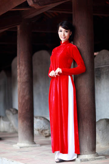 &Aacute;o d&agrave;i nhung m&agrave;u đỏ l&agrave; một lựa chọn th&ocirc;ng minh, cho bạn g&aacute;i trẻ trung v&agrave; nổi bật hơn