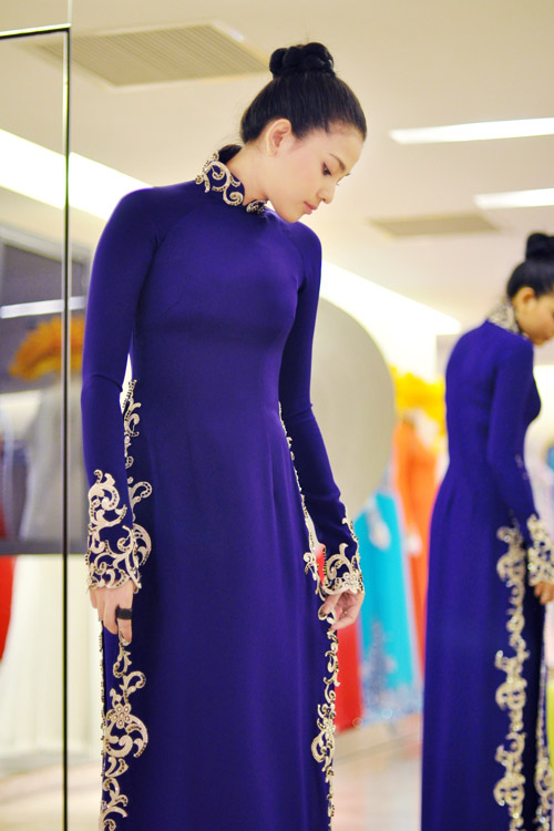 Thời trang Tết 2015 l&agrave; &aacute;o d&agrave;i nhung đằm thắm, dịu d&agrave;ng