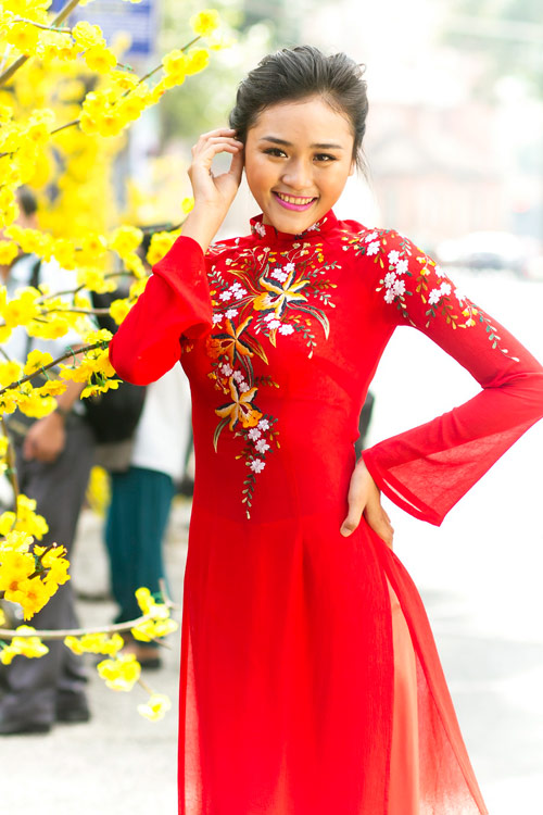 &Aacute;o d&agrave;i đỏ th&ecirc;u hoa c&aacute;ch điệu vừa nổi bật vừa trẻ trung, cuốn h&uacute;t