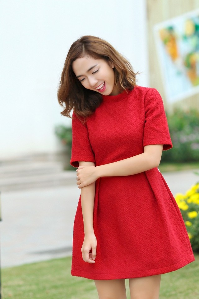 Đầm đỏ tay lỡ sẽ gi&uacute;p bộ sưu tập thời trang Tết 2015 của bạn g&aacute;i th&ecirc;m nổi bật