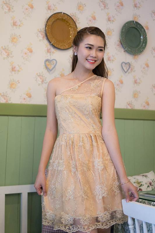 V&aacute;y lệch vai l&agrave; sự lựa chọn th&ocirc;ng minh cho những c&ocirc; n&agrave;ng c&oacute; bờ vai thon gọn
