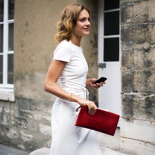 Một chiếc clutch đỏ kết hợp với v&aacute;y đầm dự tiệc thật nổi bật v&agrave; sang trọng