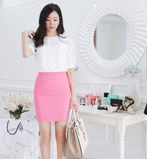 Gam m&agrave;u trắng hồng vừa giản dị nhưng kh&ocirc;ng k&eacute;m phần cuốn h&uacute;t