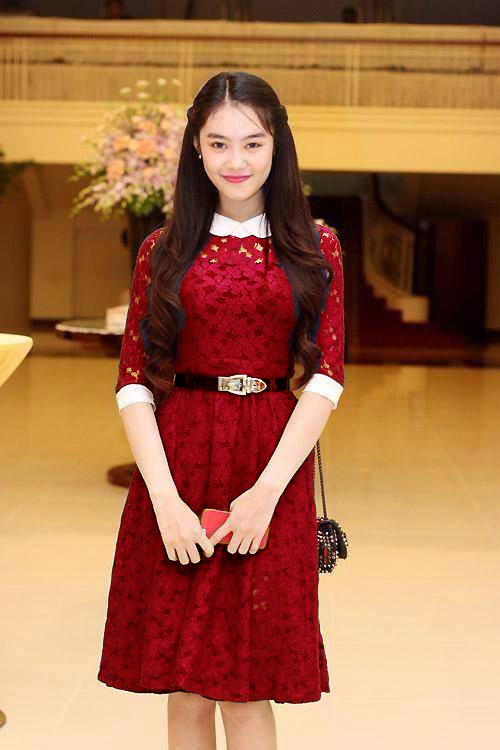Kiểu v&aacute;y đầu ti&ecirc;n n&ecirc;n chọn lựa l&agrave; v&aacute;y liền, x&ograve;e bồng ch&acirc;n v&agrave; ch&iacute;t eo