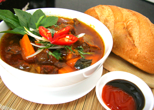 M&oacute;n n&agrave;y c&oacute; thể d&ugrave;ng với b&aacute;nh m&igrave; hoặc hủ tiếu m&igrave;.