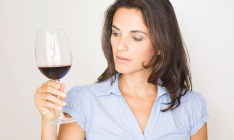 Thu hồi h&agrave;ng chục ngh&igrave;n chai rượu c&oacute; vị