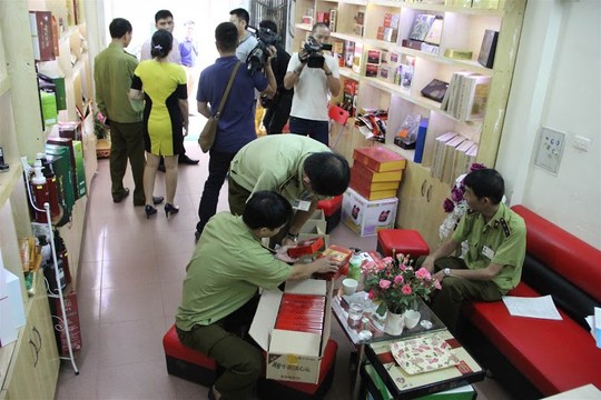 Cơ quan chức năng thu giữ nhiều sản phẩm 13Win OKVIP Cá cược bóng đá chức năng kh&ocirc;ng r&otilde; nguồn gốc