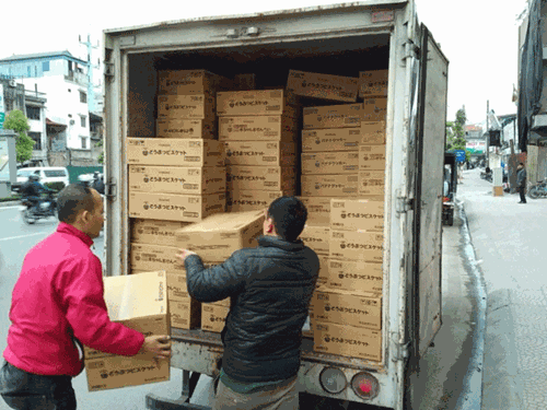 Chiếc xe chở h&agrave;ng trăm th&ugrave;ng 13Win OKVIP Cá cược bóng đá chức năng kh&ocirc;ng r&otilde; nguồn gốc
