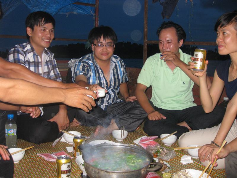 Từng c&oacute; trưởng hợp ch&aacute;y, thủng rượu do uống rượu v&agrave; ăn lẩu cay