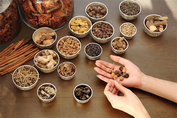 Nhiều loại thuốc Đ&ocirc;ng y kh&ocirc;ng r&otilde; nguồn gốc, chưa được kiểm định b&aacute;n tr&agrave;n lan