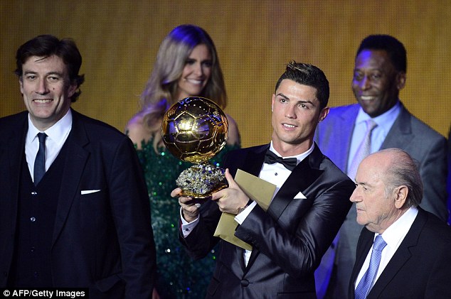 ronaldo chiếm vị tr&iacute; thuowng hiệu số 1