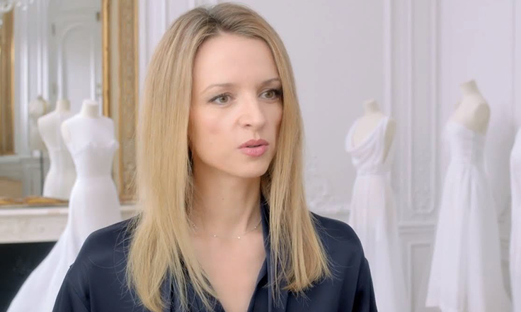 . Delphine Arnault Gancia  - Tổng tài sản: 34,6  tỷ USD. Delphine Arnault Gancia là con gái của doanh nhân Pháp và sưu tầm nghệ thuật Bernard Arnault. Bernard Arnault là Chủ tịch và Giám đốc điều hành của LVMH – một tập đoàn đa quốc gia của những thương hiệu sang trọng tại Pháp. Người phụ nữ thanh lịch Delphine Arnault Gancia này là cử nhân của Trường Kinh tế London. Cô đã tham gia vào việc 13Win22 com hiện đang mở cùng cha vào năm 2000 và trở thành người phụ nữ duy nhất đứng đầu LVMH khi cô 28 tuổi. 