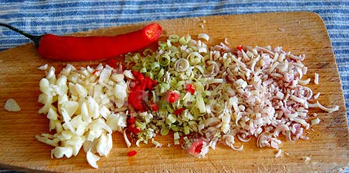 Sả băm nhuyễn phần củ, chừa lại 1 phần hơi gần l&aacute;, đập dập.
