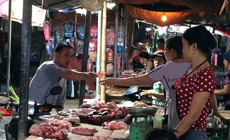 Nhiều người d&acirc;n tranh thủ t&iacute;ch trữ h&agrave;ng khi gi&aacute; ổn định trong m&ugrave;a mưa b&atilde;o
