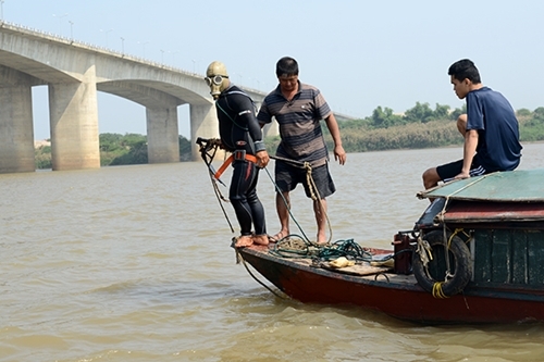 t&igrave;m x&aacute;c chị Huyền