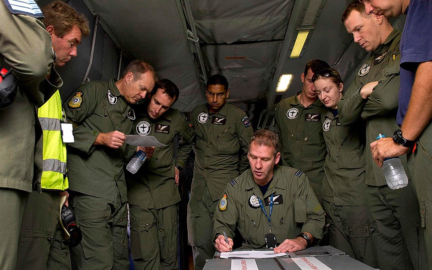 Nhóm tìm kiếm phân chia công việc cụ thể trước khi tham gia tìm kiếm máy bay mất tích MH370