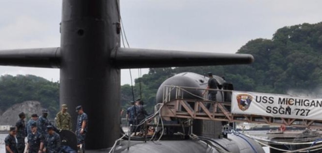  USS Michigan và USS North Carolina neo đậu ở căn cứ hải quân Changi của Singapore