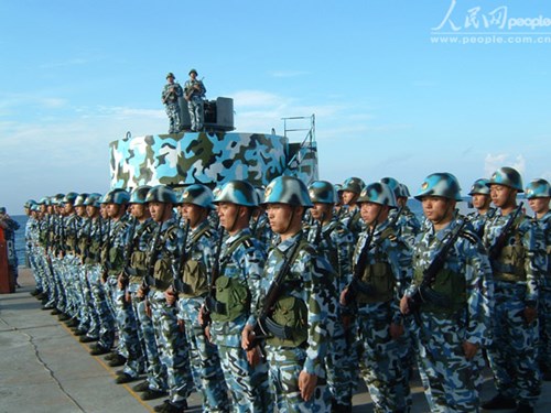 Lính Trung Quốc đồn trú bất hợp pháp trên đá Chữ Thập ơ quần đảo Trường Sa thuộc Biển Đông Việt Nam Lính Trung Quốc đồn trú bất hợp pháp trên đá Chữ Thập ơ quần đảo Trường Sa thuộc Biển Đông Việt Nam