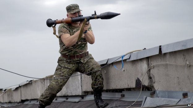 Tình hình Ukraine mới nhất: Ý kiến trái chiều quanh kế hoạch giải quyết khủng hoảng Ukraine