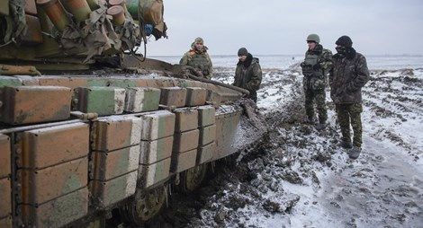 T&igrave;nh h&igrave;nh Ukraine: Thỏa thuận ngừng bắn ở miền Đ&ocirc;ng Ukraine li&ecirc;n tục bị vi phạm đầu năm 2015