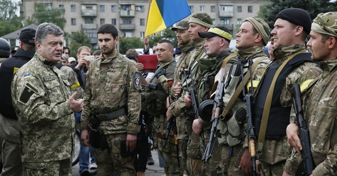 Tổng thống Poroshenko: Qu&acirc;n đội Ukraine đ&atilde; tăng đ&aacute;ng kể khả năng chiến đấu