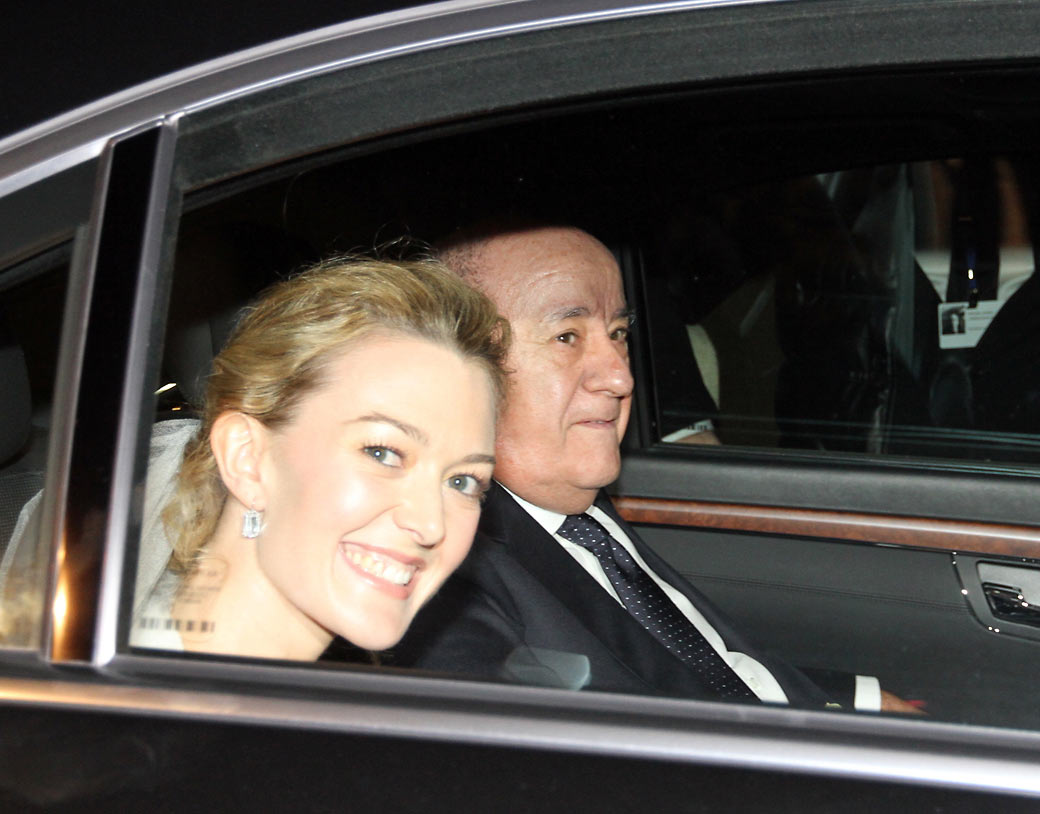 Marta Ortega Perez - Tổng tài sản: 63,8  tỷ USD. Amancio Ortega là một tỷ phú điều hành thời trang Tây Ban Nha. Ông là người sáng lập và chủ tịch của tập đoàn thời trang Inditex. Inditex là nổi tiếng với chuỗi cửa hàng bán lẻ quần áo và phụ kiện của Zara. Amancio luôn chuẩn bị thật cẩn thận cho cô con gái Marta Ortega Perez tiếp nhận doanh nghiệp khổng lồ của mình.