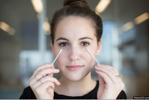 tăm b&ocirc;ng x&oacute;a tan bọng mắt
