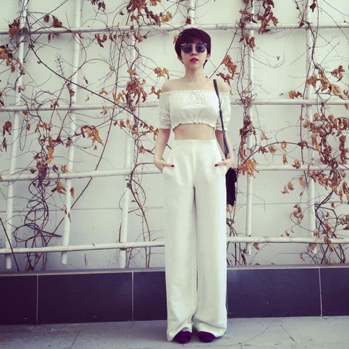 Ca sĩ 'tóc m&acirc;y' k&ecirc;́t hợp đa dạng áo crop-top tr&ecirc;̃ vai theo phong cách nữ tính hay cá tính