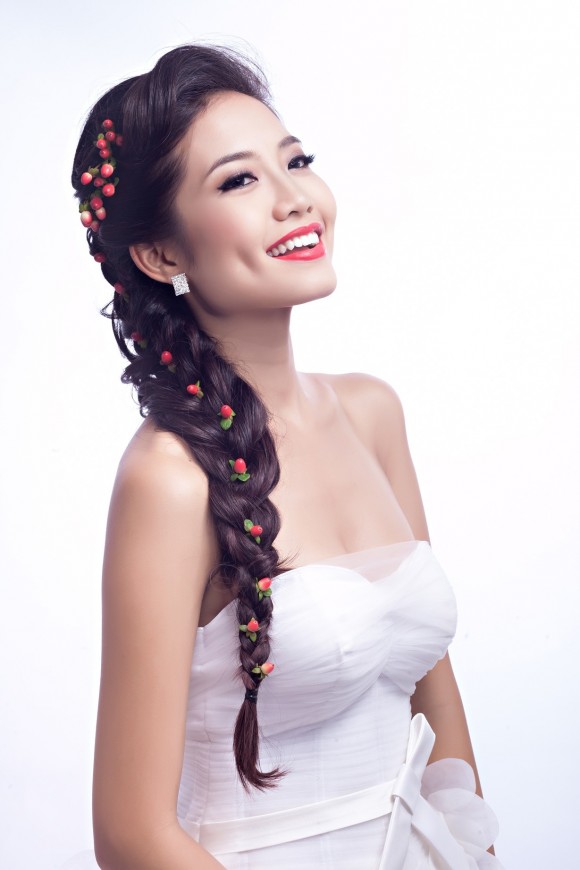 Một trong những kiểu t&oacute;c đẹp cho c&ocirc; d&acirc;u phải kể đến t&oacute;c đu&ocirc;i c&aacute; tết lệch
