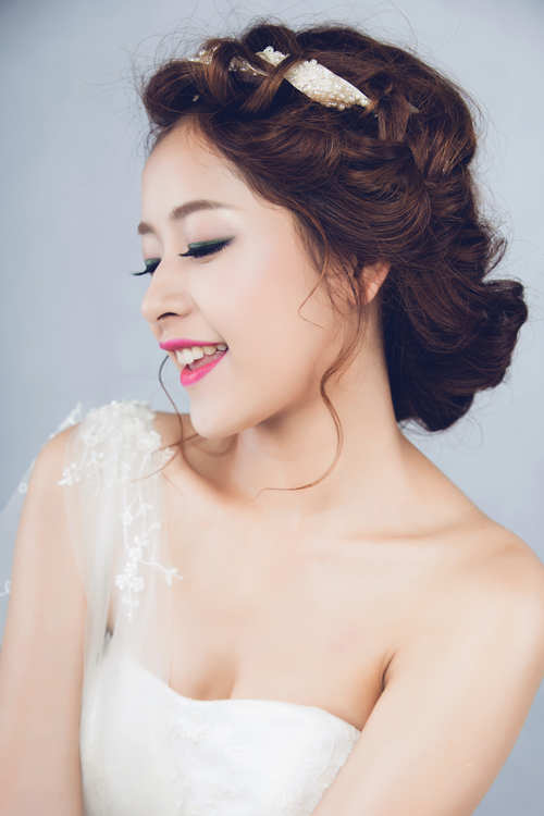 T&oacute;c tết v&agrave; b&uacute;i thấp l&agrave; một kiểu t&oacute;c đẹp cho c&ocirc; d&acirc;u th&ecirc;m thanh lịch v&agrave; dịu d&agrave;ng