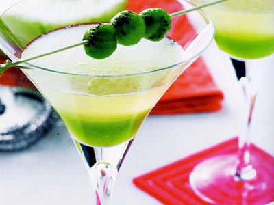 Ngâm trà bạc hà trong rượu mạnh mang đến hương vị cocktail hấp dẫn Ngâm trà bạc hà trong rượu mạnh mang đến hương vị cocktail hấp dẫn