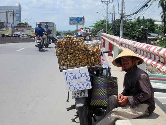 B&ograve;n bon gi&aacute; rẻ được b&aacute;n rạo tr&ecirc;n vỉa h&egrave;