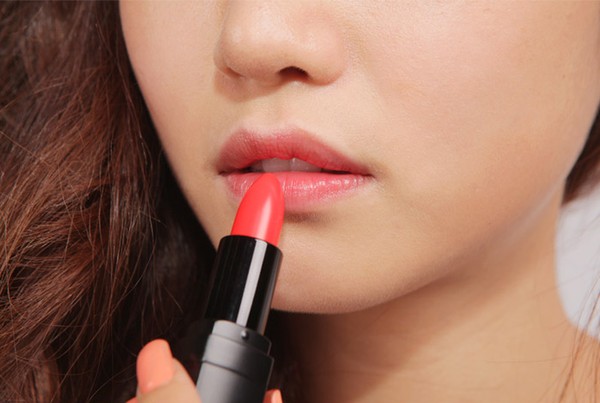 D&ugrave;ng son dưỡng m&agrave;u nude hoặc hồng nhạt l&agrave; một tuyệt chi&ecirc;u trang điểm m&ugrave;a h&egrave;