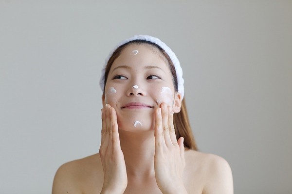 Một trong những tuyệt chi&ecirc;u trang điểm m&ugrave;a h&egrave; l&agrave; c&aacute;c n&agrave;ng n&ecirc;n d&ugrave;ng kem dưỡng ẩm