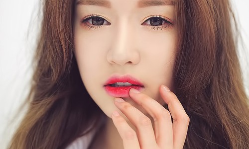 Mẹo trang điểm nhanh ch&oacute;ng n&agrave;y cho đ&ocirc;i m&ocirc;i lu&ocirc;n căng tr&agrave;n sức sống